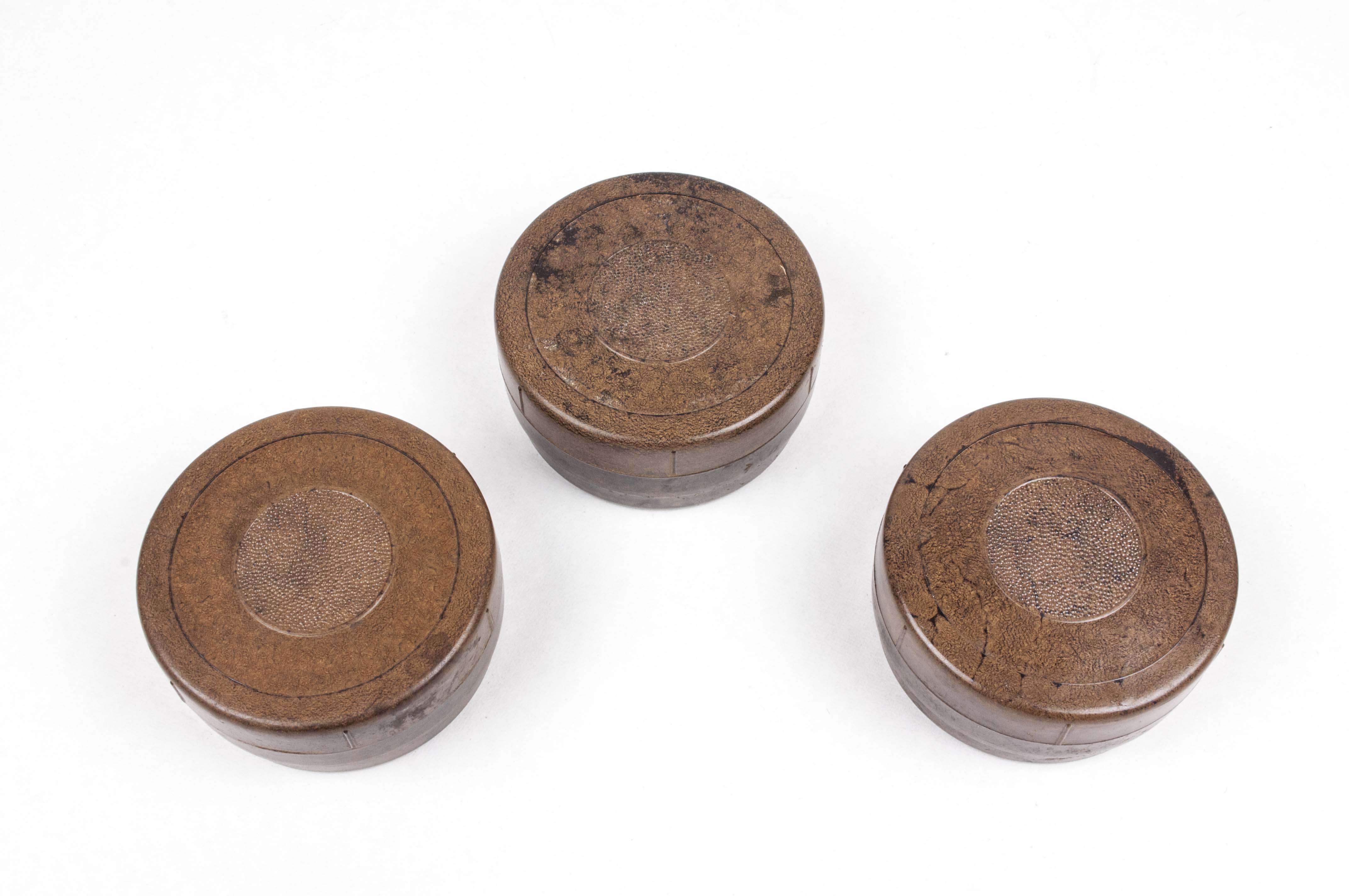 3 Bakelite artillery spare charge containers dated 1944 – fjm44