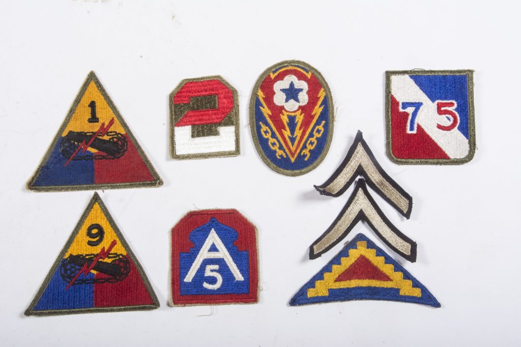 Assorted US insignia – fjm44